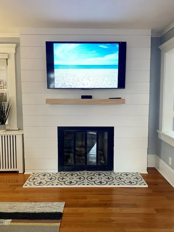 Living room fireplace and TV at Sea Reach